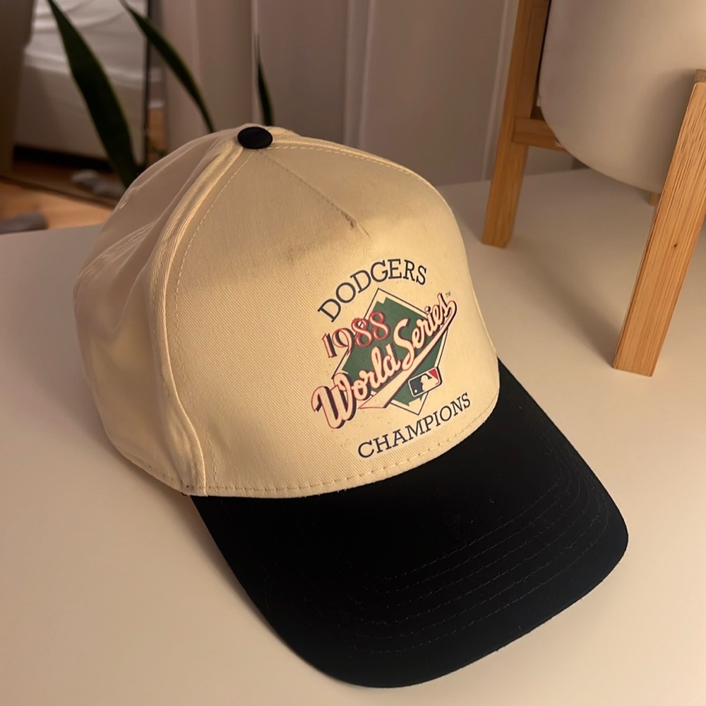 Vintage style Dodgers snapback hat - cream and navy